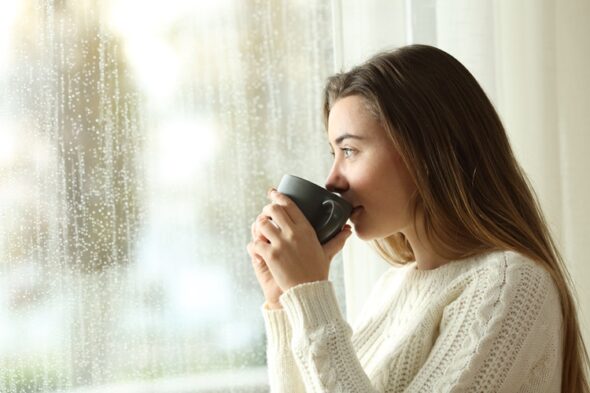 una chica mira la lluvia