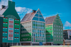 Fachada del hotel Zaandam de color verde y azul que parece una construcción de LEGO