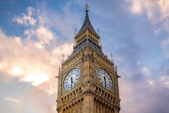 Primer plano del reloj del Big Ben, con un cielo con nubes de fondo