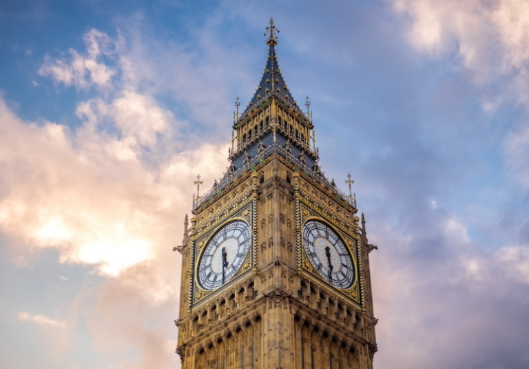 Primer plano del reloj del Big Ben, con un cielo con nubes de fondo