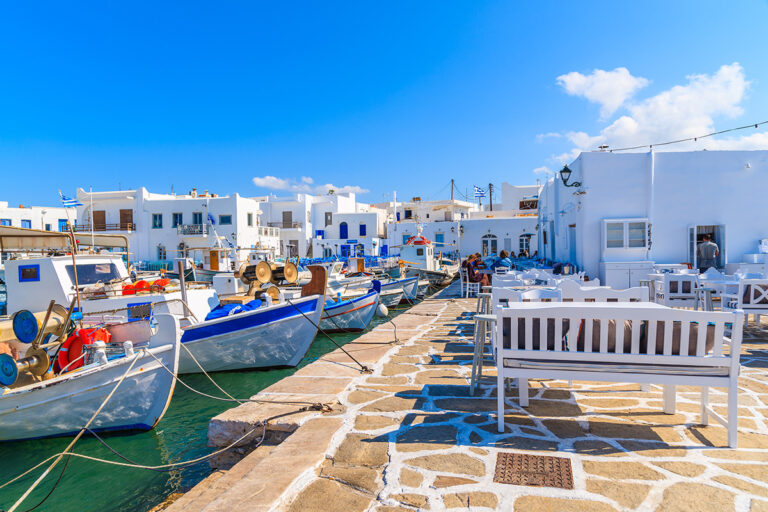 Barcas en la isla de Paros, Grecia