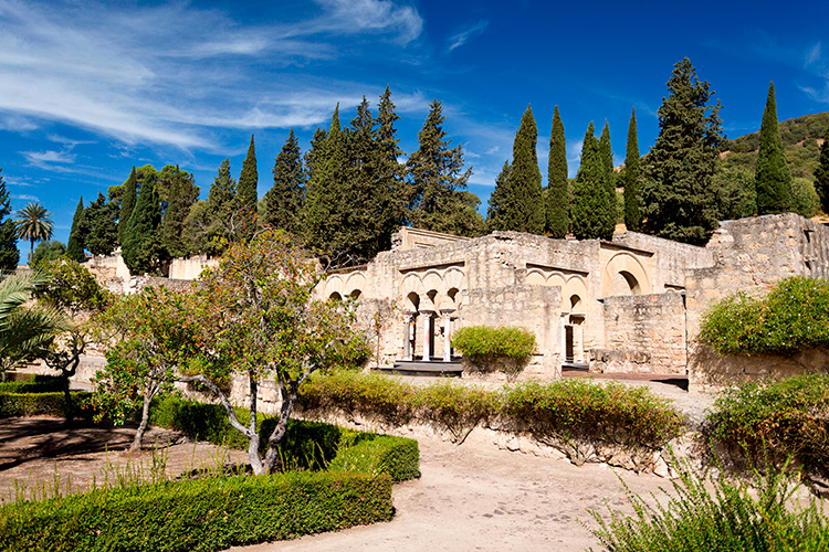 Imagen de Medina Azahara, construcción de piedra rodeada de naturaleza