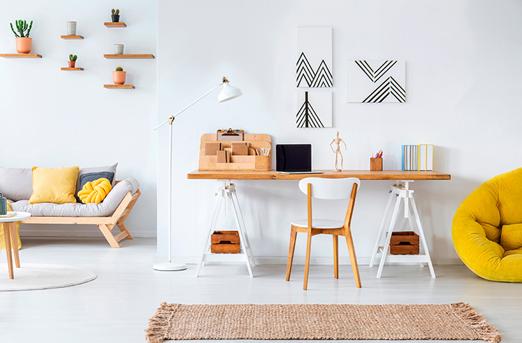 Espacio de trabajo en casa con pared blanca y muebles de madera