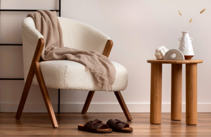 mesa y silla de madera con tapicería blanca