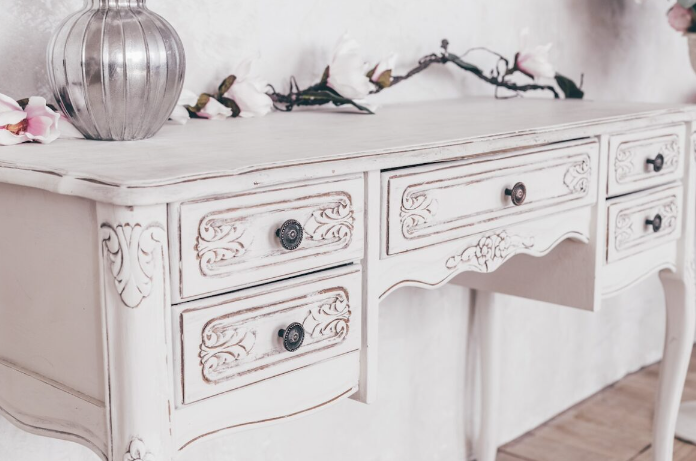 Mueble blanco y rosa, de estilo Shabby Chic