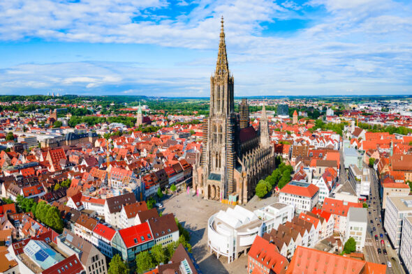 Vista aérea de Ulm Minster, uno de los campanarios más altos de Europa