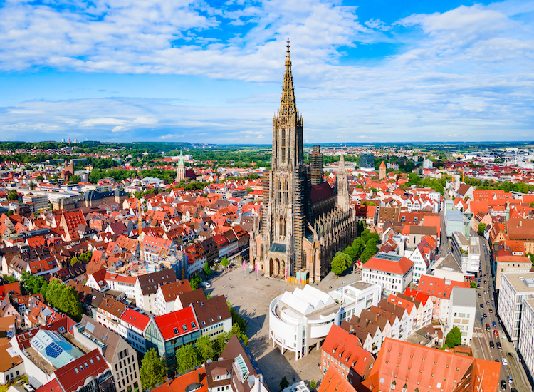 Vista aérea de Ulm Minster, uno de los campanarios más altos de Europa