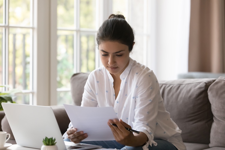 Mujer joven revisando un contrato de alquiler