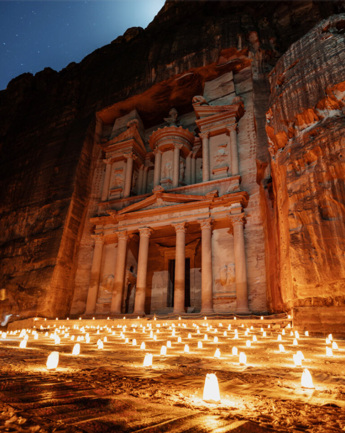 Imagen de la portada de Petra, fundida con la roca, con el suelo iluminado al atardecer