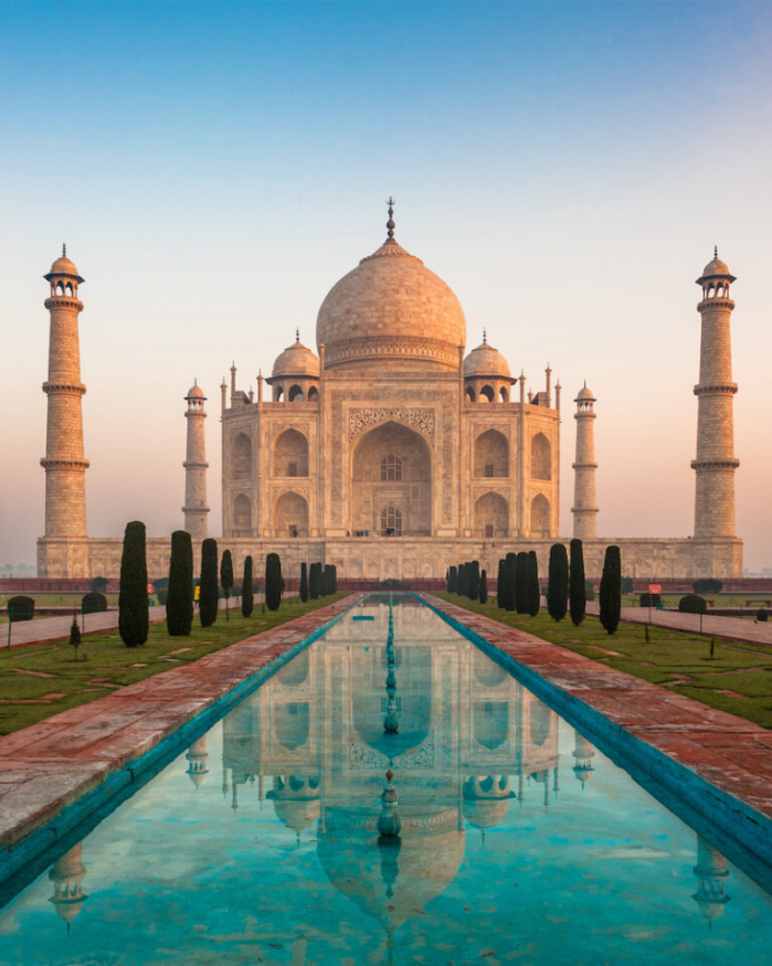 Taj Majal reflejado en la piscina que tiene delnate