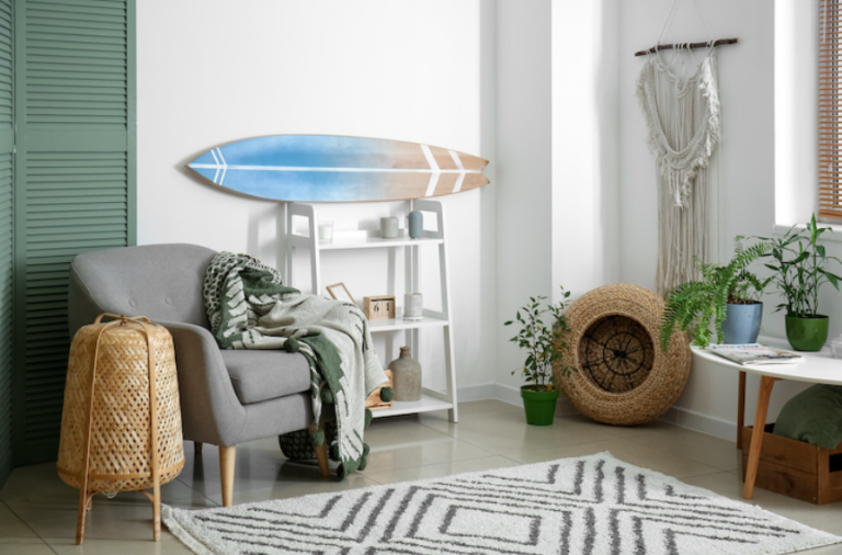 Interior de una casa con una tabla de surf en la pared