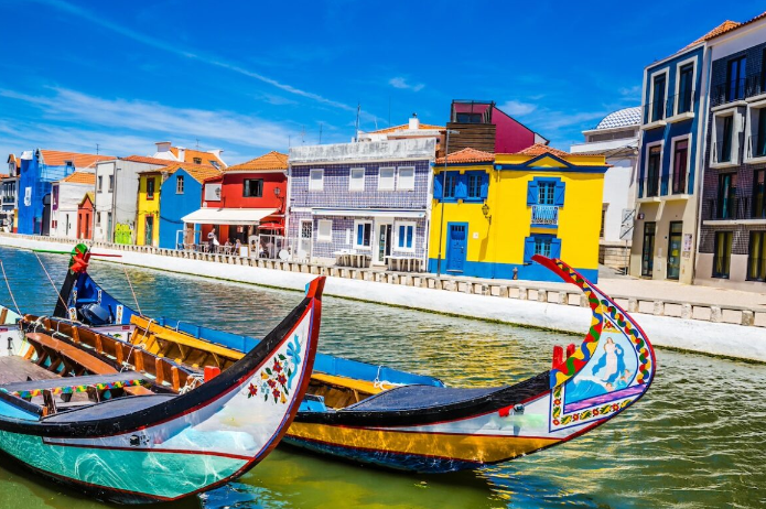 Imagen de los moliceiros, barcas coloridas por un canal de Aveiro