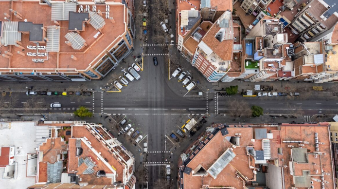 Fotografía cenital de un cruce de calles en Barcelona, en ángulo de 90 grados debido a su planta en cuadrícula.