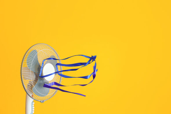 Ventilador sobre fondo amarillo