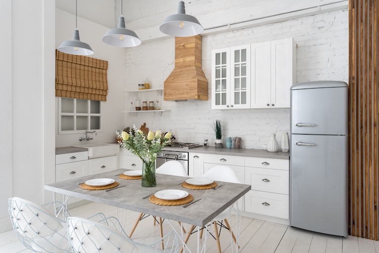 Cocina moderna en blanco y madera con nevera metalizada