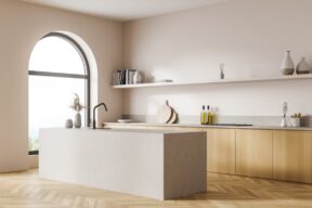 Cocina con ambiente acogedor, muebles en madera y pared beige