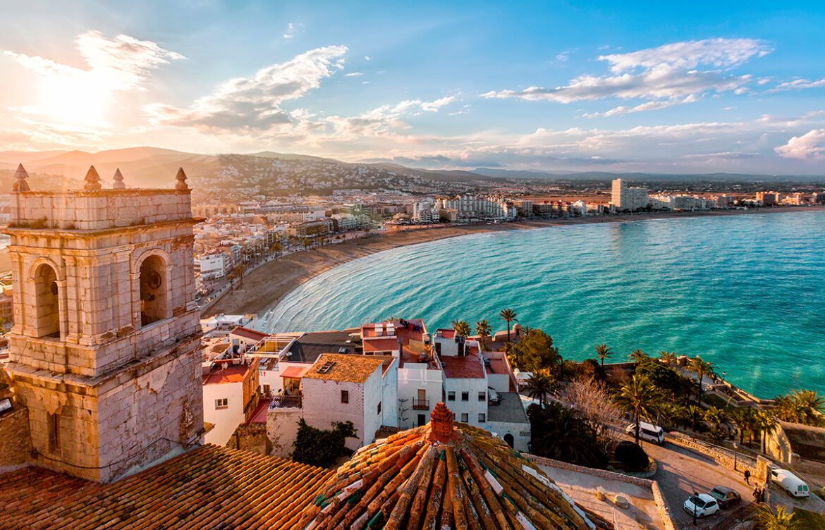 Vista aérea de la playa de Valencia, con edificios en primer plano