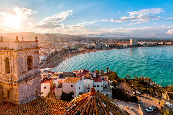 Vista aérea de la playa de Valencia, con edificios en primer plano