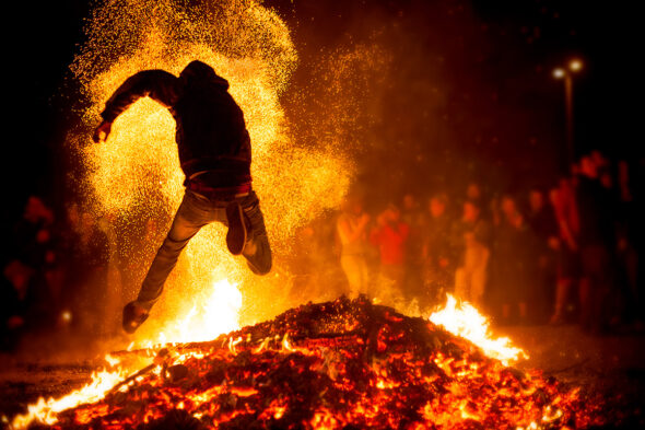 Persona saltando una hoguera de San Juan