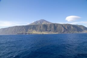 Imagen aérea de la isla Tristán de Acuña, donde se encuentra Edimburgo de los Siete Mares