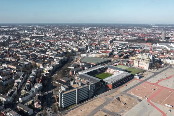 Vista aérea de una ciudad Alemana y un estadio de fútbol