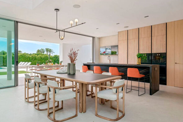 Interior de un inmueble de lujo en Marbella, con cocina americana y gran mesa de comedor