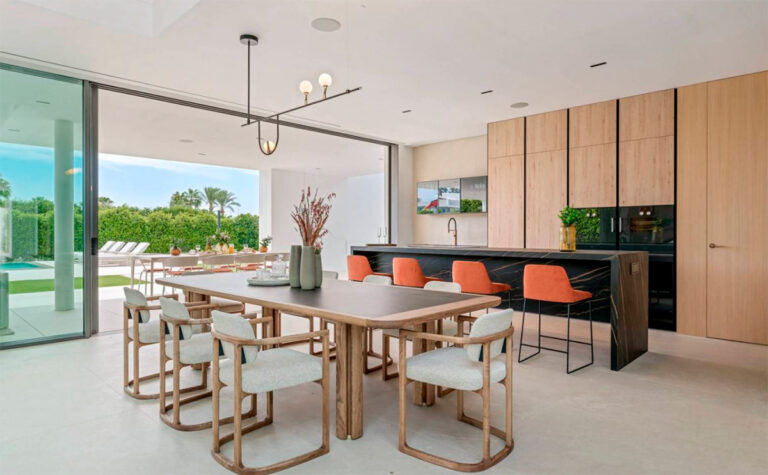 Interior de un inmueble de lujo en Marbella, con cocina americana y gran mesa de comedor