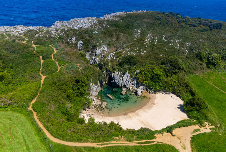 Playa de Gulpiyuri, una de las mejores playas de Asturias