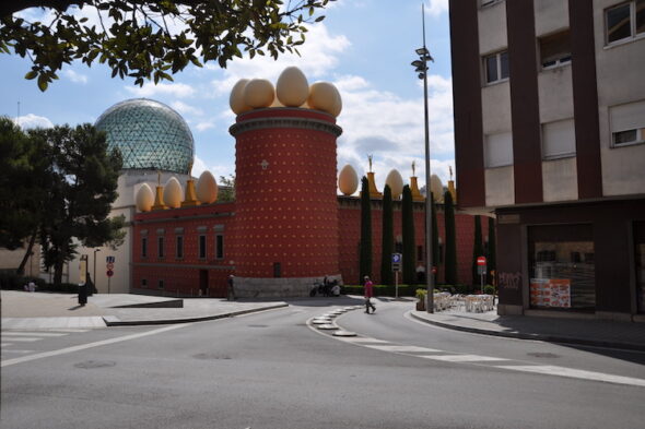 Fachada del museo de Dalí en Figueres