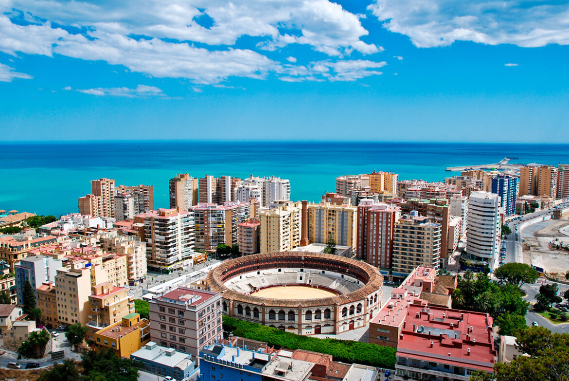 Vista aérea de Málaga, su plaza de toros y sus edificios