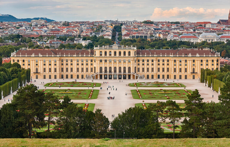 Vista panorámica del Palacio de Schönbrunn en Viena