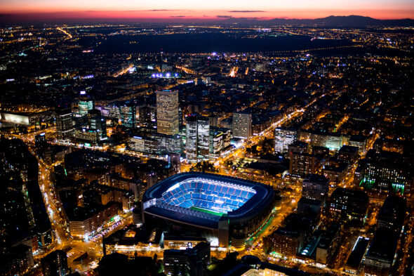 Imagen aérea nocturna del Estadio Santiago Bernabéu