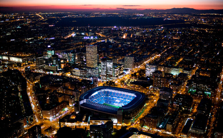 Imagen aérea nocturna del Estadio Santiago Bernabéu