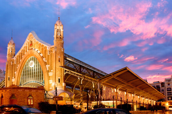 Mercado de Colón, en Valencia, iluminado al atardecer