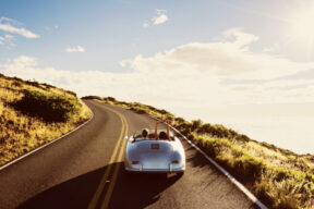 Coche en road trip por carretera con líneas amarillas