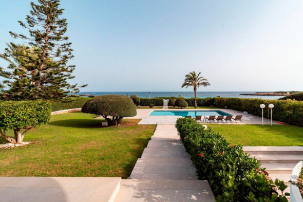 Vistas al mar desde un jardín con piscina