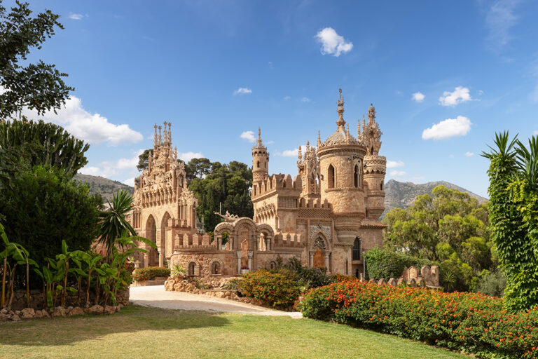 Vista frontal del Castillo de Colomares