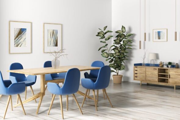 Comedor elegante con mesa de madera y sillas azules