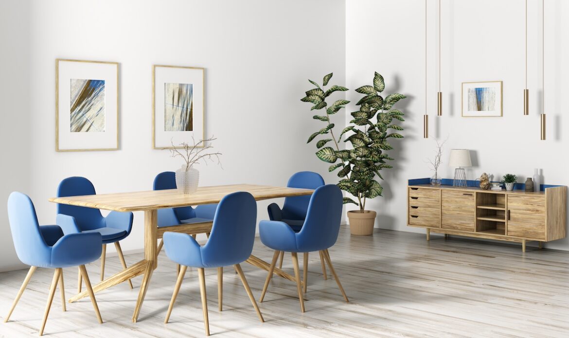 Comedor elegante con mesa de madera y sillas azules