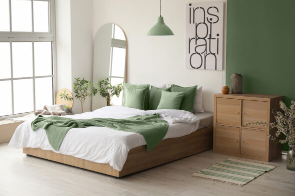 Habitación con cama en tonos madera, blanco y verde