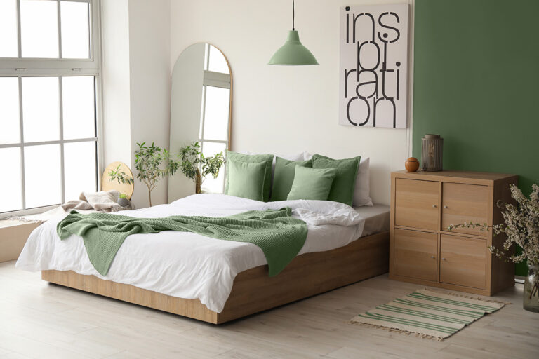 Habitación con cama en tonos madera, blanco y verde