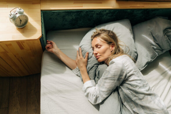 Mujer durmiendo en la cama