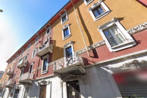 Fachada de un edificio de pisos antiguo