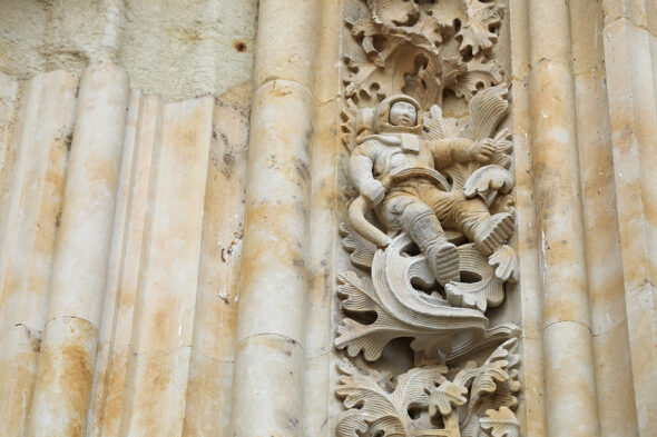 Primer plano del astronauta de la Catedral de Salamanca