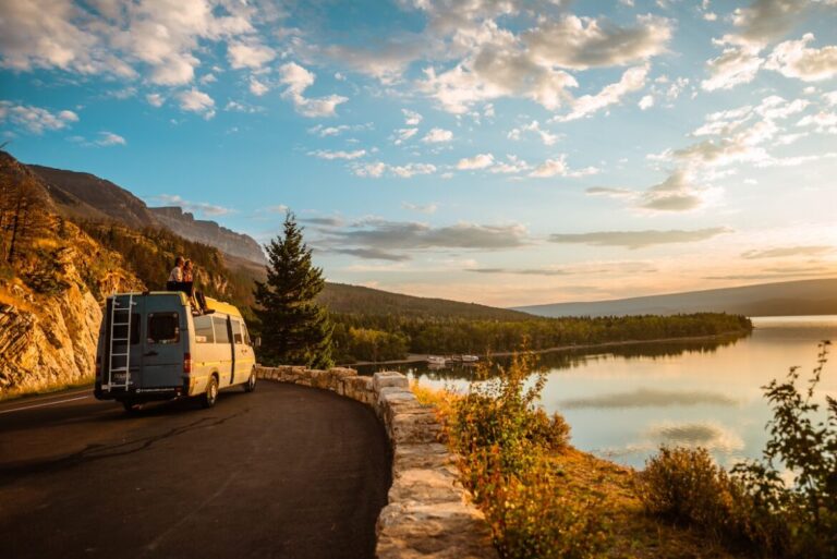 Camper en una carretera junto a un lago