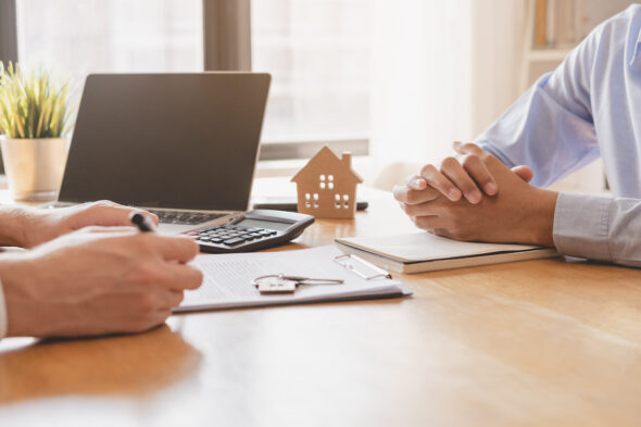 Dos personas firmando los papeles de una hipoteca para la compra de vivienda