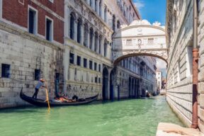 Canal de Venecia con góndola en el centro