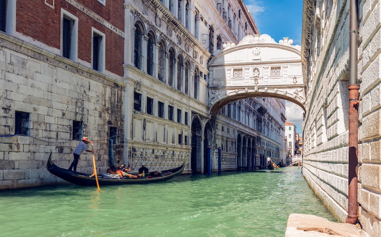 Canal de Venecia con góndola en el centro