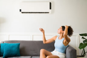 Mujer encendiendo el aire acondicionado