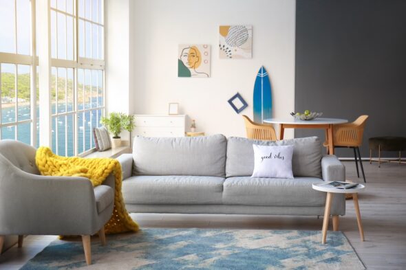 Salón de una casa de playa con tabla de surf en la pared